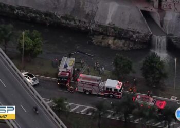 Três carros batem e um deles cai e fica submerso no Rio Tamanduateí, na Avenida do Estado