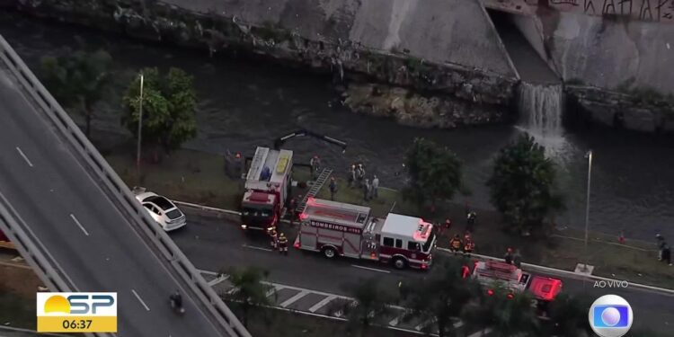 Três carros batem e um deles cai e fica submerso no Rio Tamanduateí, na Avenida do Estado