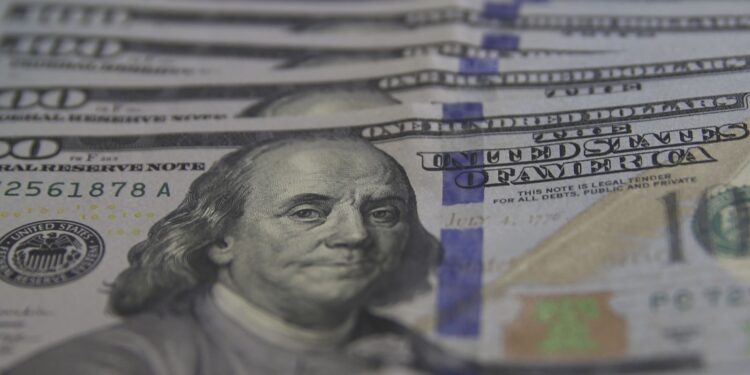 Dólar cai para R$ 5,03 com alívio geopolítico e foco nos EUA