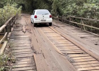 Ponte com buracos e tábuas soltas preocupa motoristas no interior de SP: 'Dá medo'